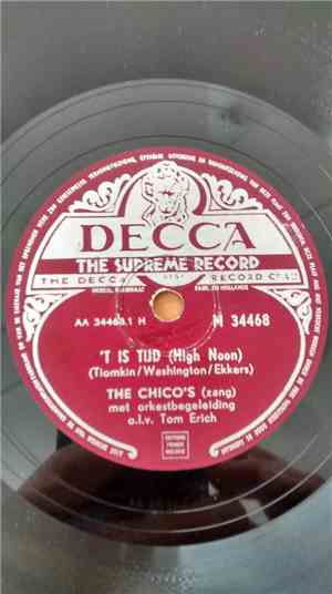 De Chico's, Orkest o.l.v. Tom Erich - ´T is tijd (High Noon) / ´K hoor een  ...